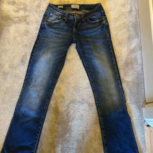 Jeans - Snygga lågmidjade blåa jeans med liten bootcut