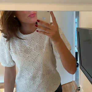 Vit spetsblus - Säljer en superfin vit spetsblus med korta puffärmar. Den har ett vackert mönster och är perfekt för både vardag och fest. I bra skick!