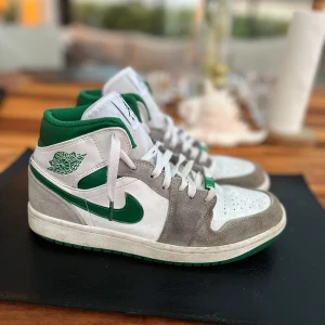 Jordan 1 Mid Grey Green - Säljer dom här skorna pga att jag har växt ur dom. Orginalbox fås med.