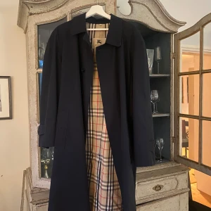 Burberry kappa - Kappan är i väldigt bra skick utan något söndrigt, kappan är svart och är menat att bäras med en kostym under, märket är Burberry