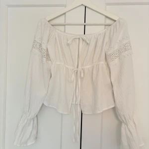 Långärmad  - Långärmad sommartop med knytning framtill 