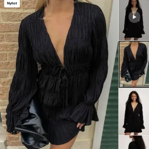 Klänning Moa Mattsson x Nakd - Helt ny, oanvänd, svart klänning från Moa Mattsson x Nakd. Storlek 40 men passar även storlek mindre 💕 