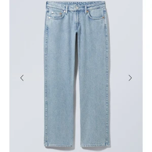 Ljusblå jeans - Säljer ett par ljusblå jeans i klassisk stil. De har en rak passform. Modellen är arrow low straight 
