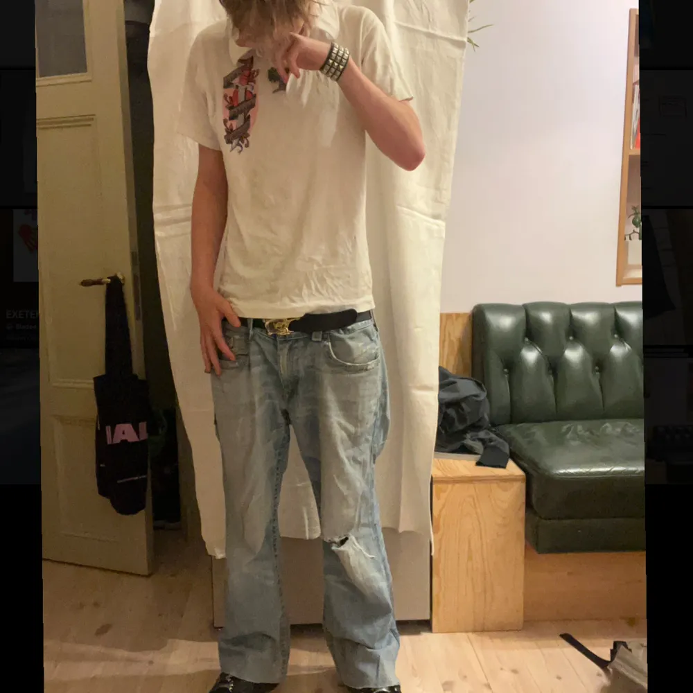 Skit fetta boot cut jeans men en spriks i knätvmen anars riktigt fett trues super sköna. Rätt använda men fortfarande i bra skick . Jeans & Byxor.