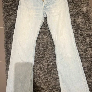 Ljusblåa Lee jeans  - Säljer mina as snygga Lee jeans då de har blivit för stora 💗 Riktigt snygg färg!  Lowwaist och bootcut!