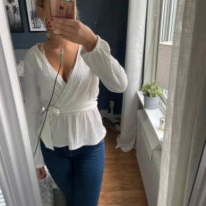 Blus med knytning  - Snygg tröja med knytning från sisters Point i stl M💕💕180kr Inga effekter 
