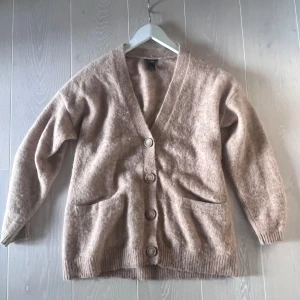 Lindex kofta  - Super fin Lindex kofta i xs/s, säljs inte längre, lite nopprig men de går att få bort annars är den i super fint skick🥰