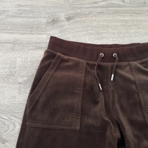 Juicy couture byxor  - Säljer mina mysiga juicy couture mjukis i brun färg. Köpta för 2 år sedan och kommit till användning lite då och då men inte särskilt mycket. Hör av dig vid funderingar! 💗💕💘