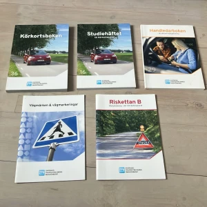 Körkortsböcker - teori  - Nypris för paketet: 500 kr. Paket med all teori du behöver för att klara B-körkortet! Så gott som nya, endast lite lite använda av mig under en kort period. Köpta 2024, tre av böckerna är tryckta 2023, en 2022 och en 2024