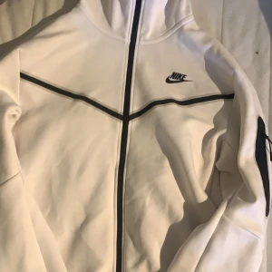 Nike tech - Säljer pågrund av att den aldrig kommer till användning 