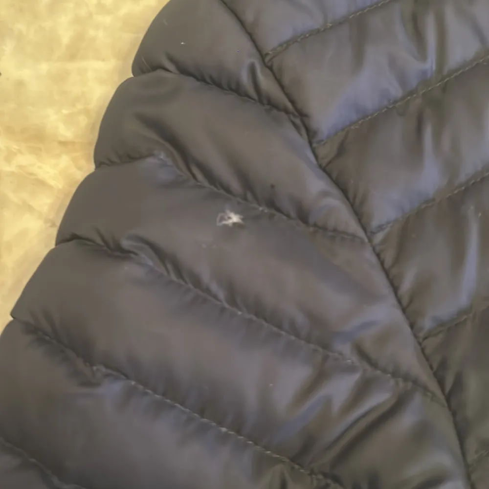 Säljer en snygg mörkblå dunjacka från Colmar med huva och dragkedja. Jackan har en quiltad design och ett märke på ärmen. Perfekt för kyliga dagar. Har ett byte litet hål på ärmen men man ser inte det! Skick 9/10. Takit.