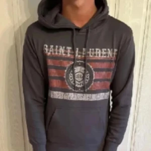 Grå hoodie från Saint Laurent - Säljer en sjukt snygg Saint Laurent hoodie som är väldigt eftertraktad. Mitt pris: 4000 kr. Skicket är 9/10 och knappt använd. Frågor och funderingar skriv🙌🏼