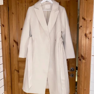 Kappa - Ljusbeige kappa från hm aldrig använt, precis som ny i storlek 36.