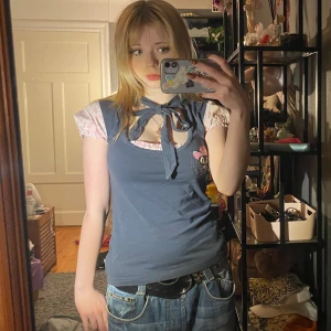 Super snygg tröja❤️ - Super fin tröja ifrån märket pussy deluxe❤️den har ett band som sitter fast i tröjan man ska knyta runt halsen❤️de står den är storlek M men skulle säja den sitter mer som en S