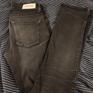 Acne Jeans - Snygga svarta jeans från Acne.  De har en relativt slim passform och är tillverkade i ett slitstarkt denimtyg. Perfekta för en stilren look. Säljer de då  är för små för mig. De är i storlek 30/32