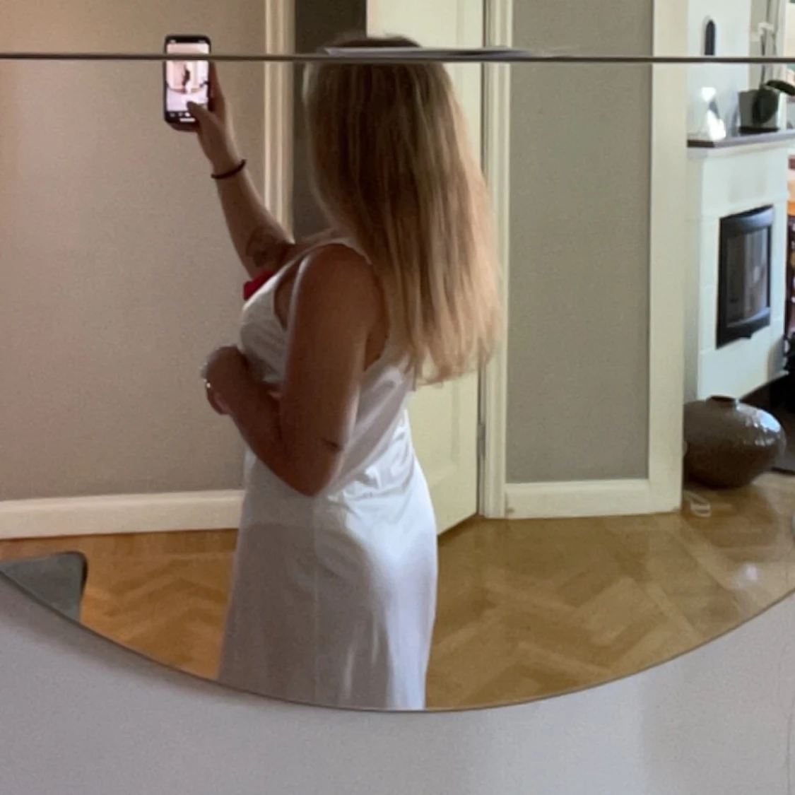 Vit långklänning med spetsdetaljer - 92