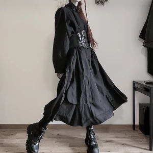 Lång asymmetrisk klänning🖤🗝🦇🐦‍⬛⛩️ - Basic lång klänning i japansk stil med asymmetriska detaljer. Aldrig använt. Väldigt versatile och går super bra att styla upp med accessoarer. Som referens är jag 163cm lång(första bilden) och brukar bära strlk XS/S. Klänningen kom som 'One Size'.