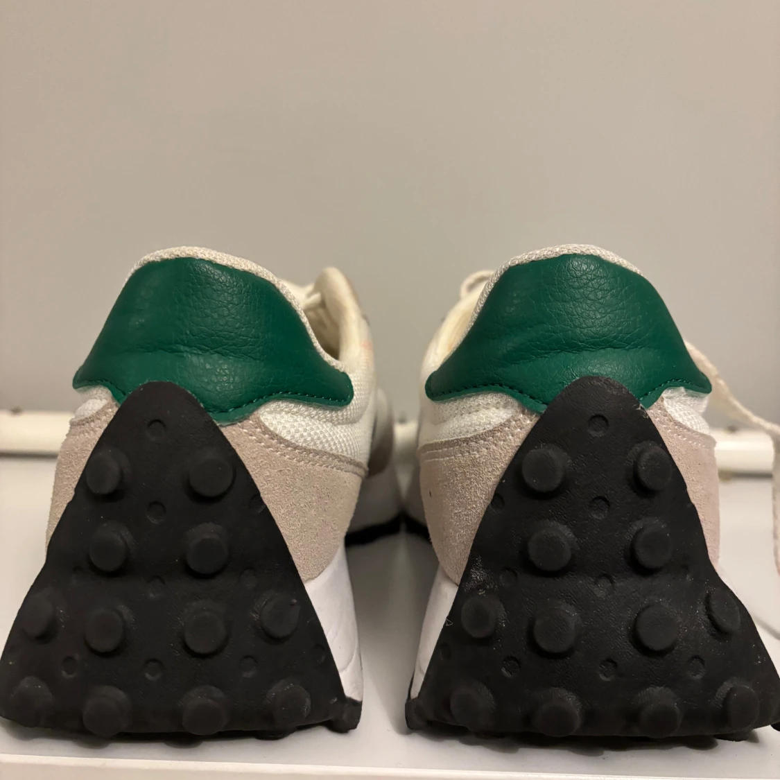 Beige och gröna sneakers - 92