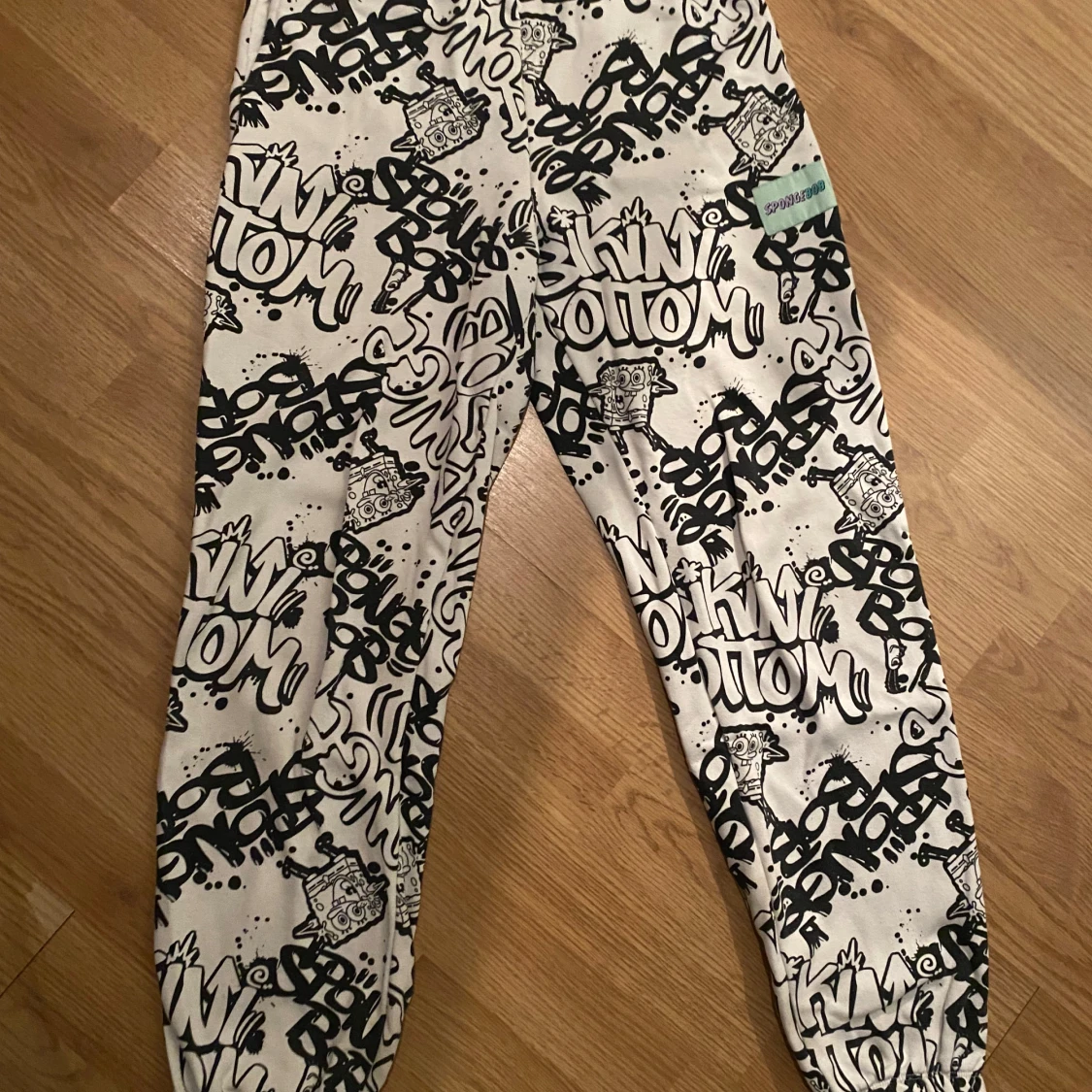 Svartvit mönstrad mjukisbyxa från Divided. Stolek i hoodie XS. 100kr för hoodien. Byxorna 150. - 1