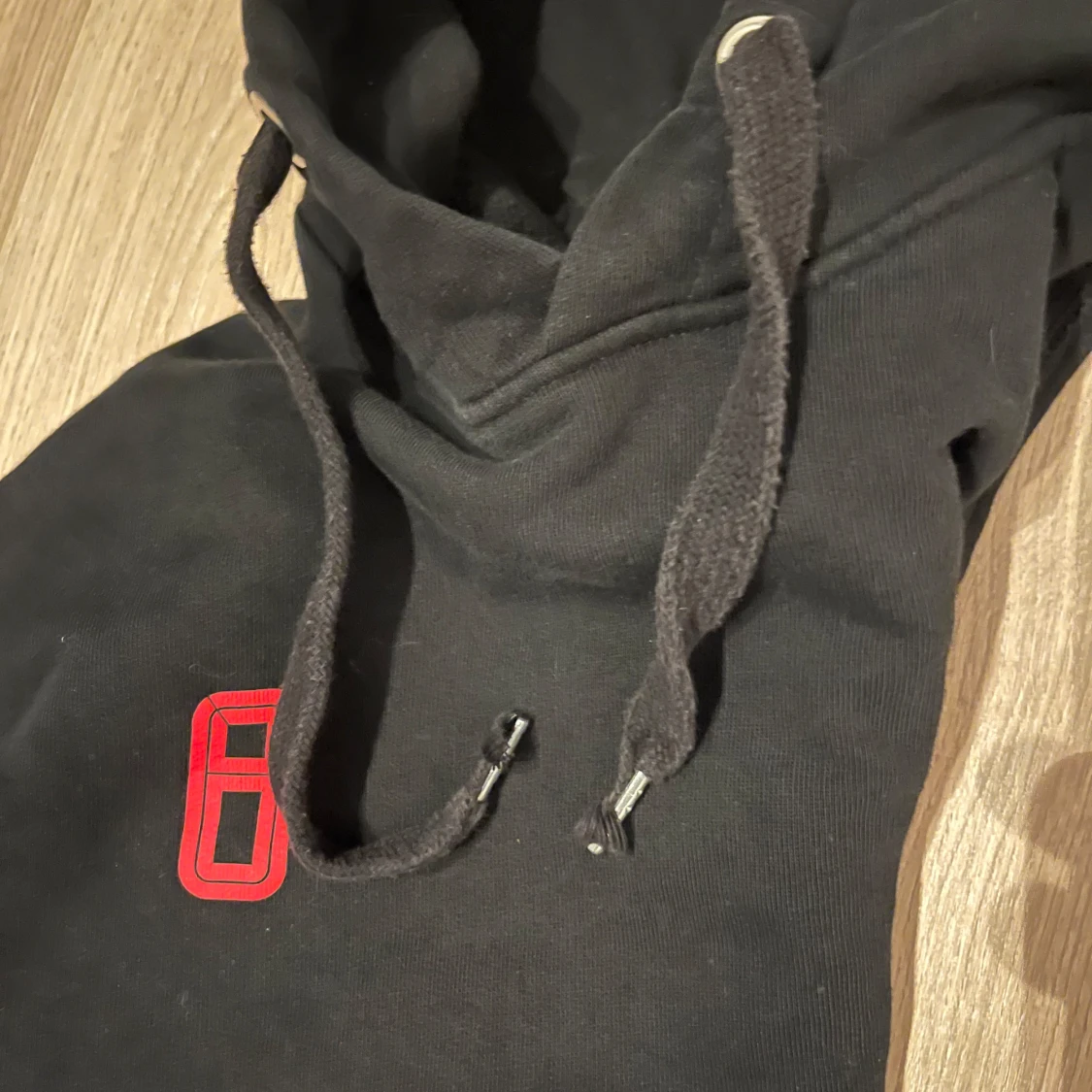 Svart hoodie med Goretzka-tryck - 91