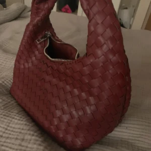 Vinröd handväska från Gina Tricot - Säljer min vinröda väska från Gina tricot den den ej kommer till användning, väldigt populär färg nu för säsongen❤️🍷