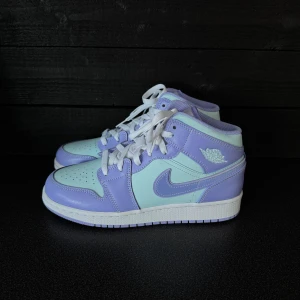 Jordans 1 Mid Purple Aqua (GS) - Jordan 1 Mids som endast är provade, aldrig använda. Nyskick. Ligger ute på fler sidor. Storlek 40.