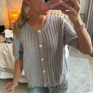 Kortärmad kofta - Fin kortärmad kofta från HM, står storlek L men den sitter bra på mig som har S vanligtvis! Jättebra skick 😋🩷