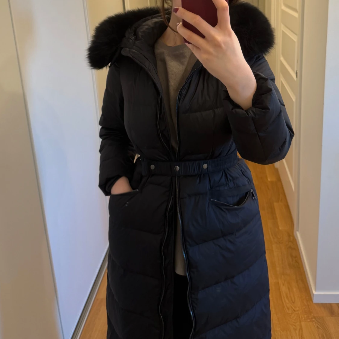 Svart lång dunjacka med pälsdetalj - 90