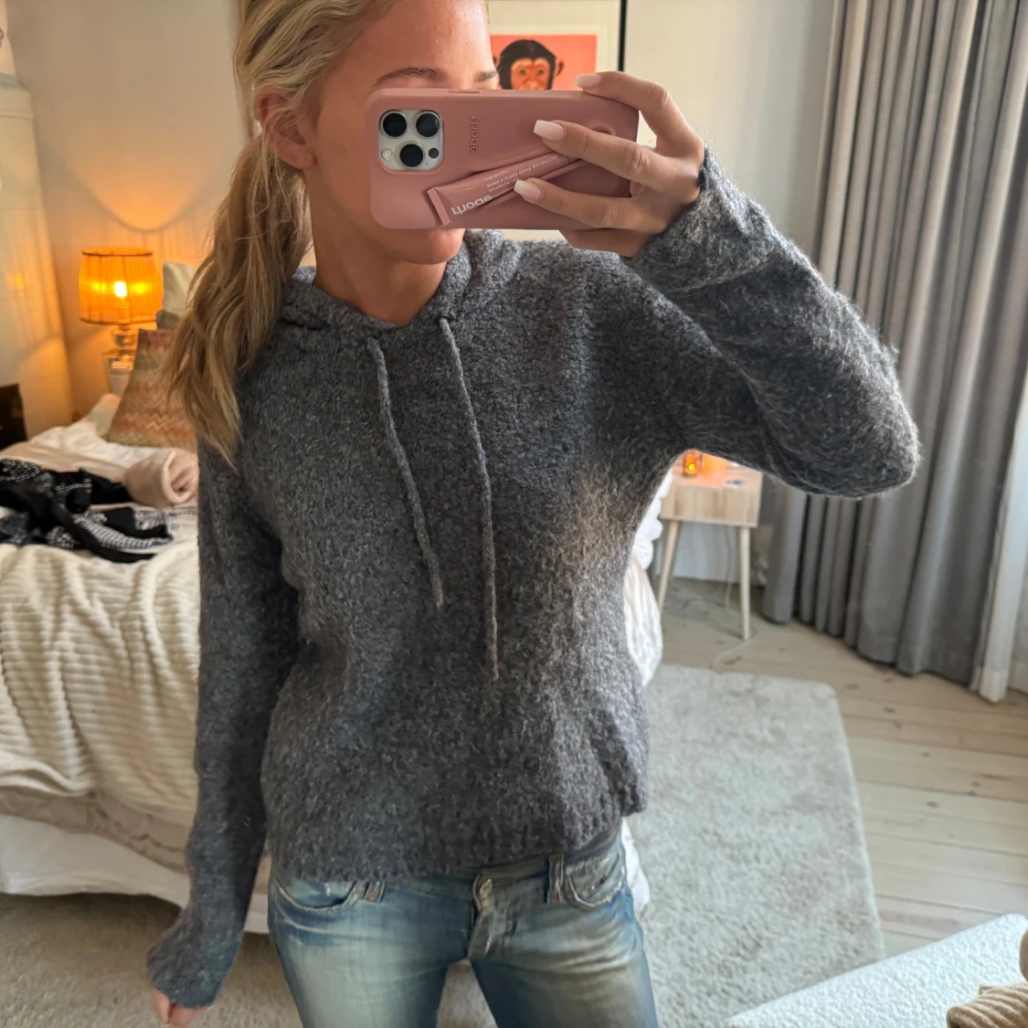 Grå stickad hoodie