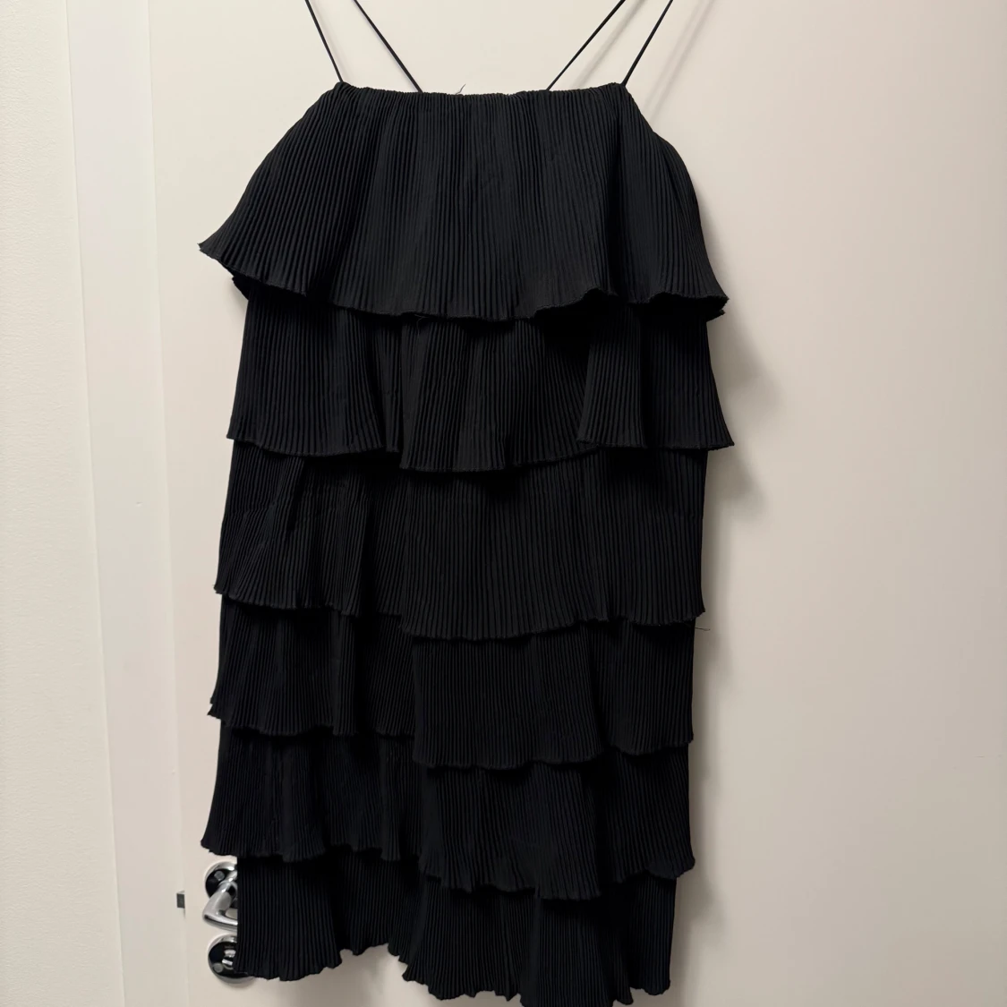 svart volangkläning  - 90