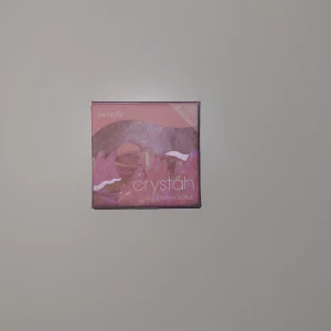 Crystah Rouge från Benefit - Crystah rouge från Benefit i en vacker rosa nyans. Nypris på sephora 249kr