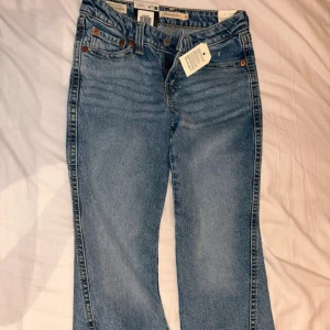 Blå bootcut jeans från Levi's - Säljer ett par snygga blå bootcut jeans från Levi's. De har en klassisk femficksdesign och är tillverkade i slitstarkt denim. Perfekta för en avslappnad stil. 