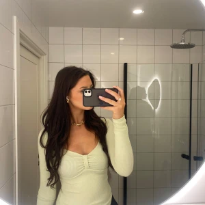 Superfin ljus topp - Världens snyggaste body-topp från HM. Sitter som en smäck. Knappt använd.