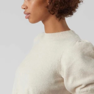 Beige tröja från Vero Moda - Snygg beige tröja från Vero Moda med korta ärmar 💞 Köpte för 229kr men säljer för 100kr då den är välanvänd! 