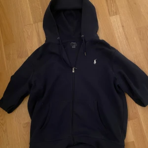 Mörkblå hoodie från Ralph Lauren - Säljer en snygg mörkblå hoodie från Ralph Lauren storlek : Large. Säljer den pga av att jag vuxit ur den. Är 193. Inga defekter på den. Pris inte hugget i sten