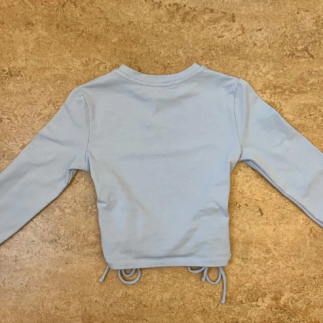 Ljusblå croppad topp med snörning - 90