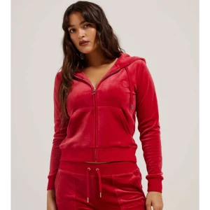 Röda juicy couture mjukisbyxor 💗💗 - Snygga röda juicy couture mjukisbyxor, Byxorna har en bekväm passform med dragsko i midjan och fickor framtill. Köpt för ca 1200kr. Skriv till mig om ni har frågor eller vill ha bilder på juicy couture byxorna❤️