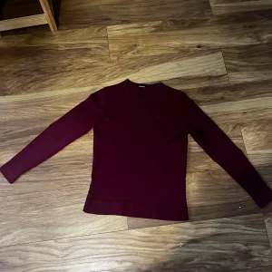 Vinröd tröja från J.Lindeberg - Snygg vinröd merino ull tröja från J.Lindeberg i storlek S. Den har en slim passform och bara en defekt. Nypris ligger på 1600. Hör av er vid frågor eller funderingar! Mvh KevinsCloset