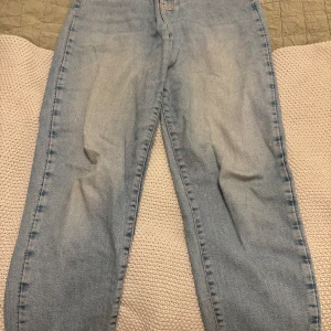 Ljusblå jeans från Cheap Monday - Snygga ljusblå jeans med hög midja och klassisk femficksdesign. Perfekta för en avslappnad stil. Använd en del och små tecken på användning