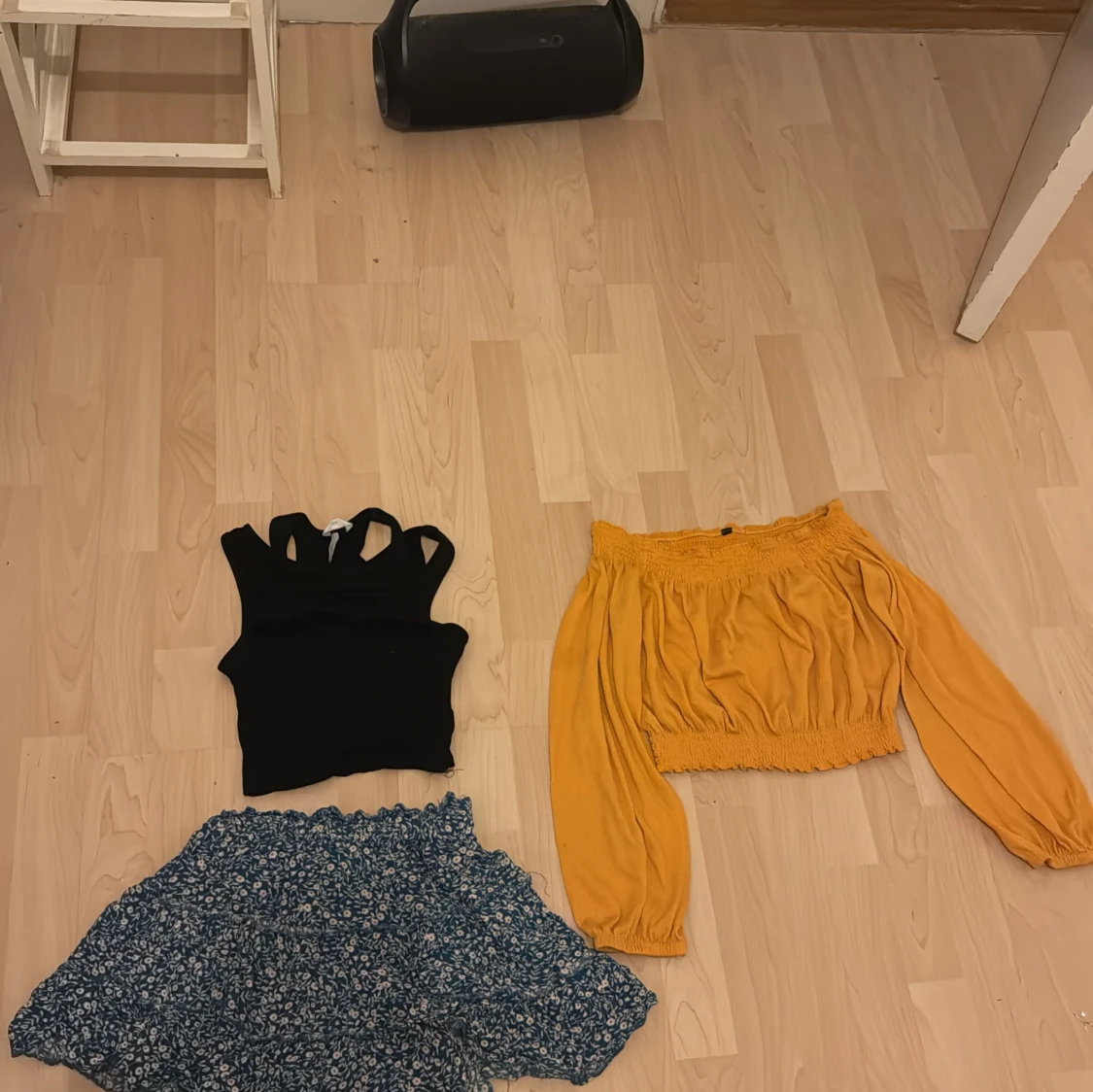 Svart ribbad topp och senapsgul offshoulder blus - 91