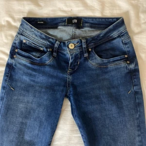 Blå ltb jeans valerie - Så snygga LTB jeans som ja köpte på Plick men som tycärr inte passade! De e i modellen valerie och är i toppen skick, ser helt nya ut💞pris kan diskuteras vid snabbt köp💗