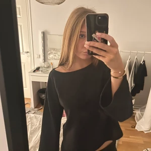 Svart långärmad tröja - Snygg svart långärmad tröja med en enkel och stilren design. Från h&m som ej kommer till användning längre.💋