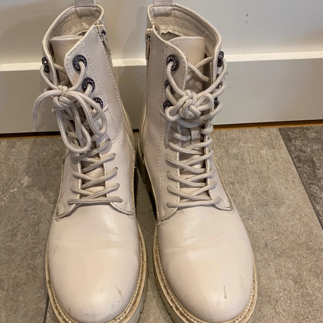 Beige boots med snörning