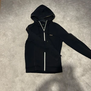 Hugo boss zip hoodie - Säljer min Hugo boss hoodie då jag inte använder längre den är i bra skick. Skriv vid fråga.