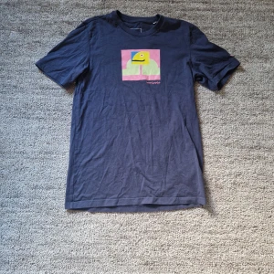 Mörkblå t-shirt från Adidas - Köpt på junyard för ca 1 år sedan. Använd ca 5 gånger så är ftf i bra skick.