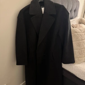 Kappa - Säljer en superfin kappa från Lager157. Kappan är tyvärr lite för stor för mig och retur tiden har tyvärr utgått så jag försöker sälja den istället.   Kappan är i storlek L och i färgen svart!  Den är helt ny och lappen sitter kvar på den, ordinarie pris på den är 600kr. Djur och rökfritt hem! ☺️