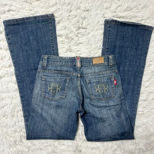 Lågmidjade bootcut jeans vintage  - Supersnygga vintage lågmidjade bootcut jeans. Storlek 26. Innerbenslängd: 77 midjemått:36,5. Köp sker via köp nu, jag postar inom 24h. Kvar tills markerad såld 