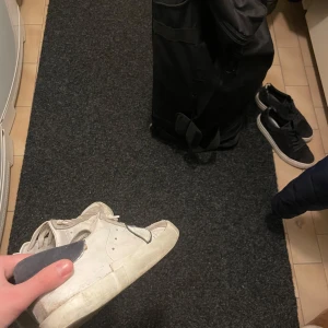 Phillipe model - Säljer just nu mina phillipe models eftersom jag vill ha nya. Väldigt bra skick och väl omhändertagna skor! Skicket är 7,5/10 och kan såklart tvätta dom noggrant innan jag skickar iväg dom! För fler bilder så är det bara att skicka! Låda tillkommer😁😁 PRISET KAN DISKUTERAS!