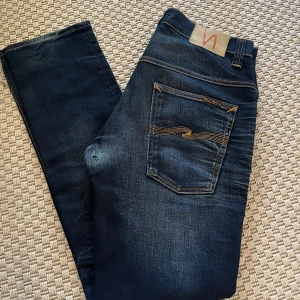 Nudie thin finn - Tja tja! Säljer nu dessa feta nudie jeansen pga att jag inte använder de längre! - Storlek 34/32 - skick 7/10 - Modell: Thin finn - Vid minsta lilla fråga så tveka inte på att höra av dig!! Mvh Carl