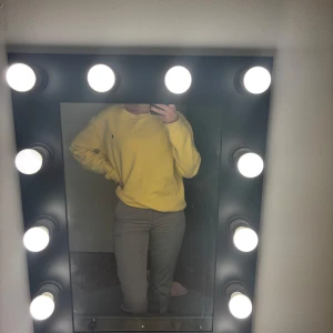 Gråa kostymbyxor  - Säljer ett par jättefina gråa kostymbyxor från BikBok, i jättebra skick. Något högre i midjan & utsvängda, strl XS🩵